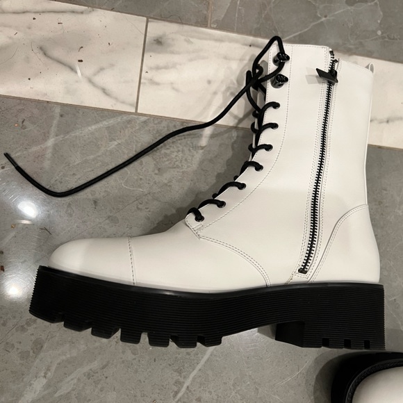 NOT FOR SALE - Micheal Kors White Combat Boots - black sole - Picture 4 of 7